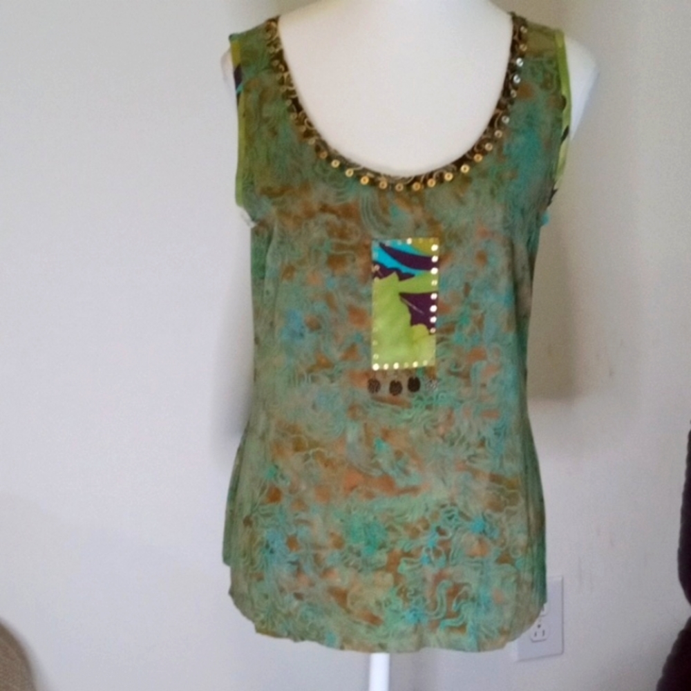 Usindo Medium unique tank/shell is a beautiful merging of textiles, NWOT